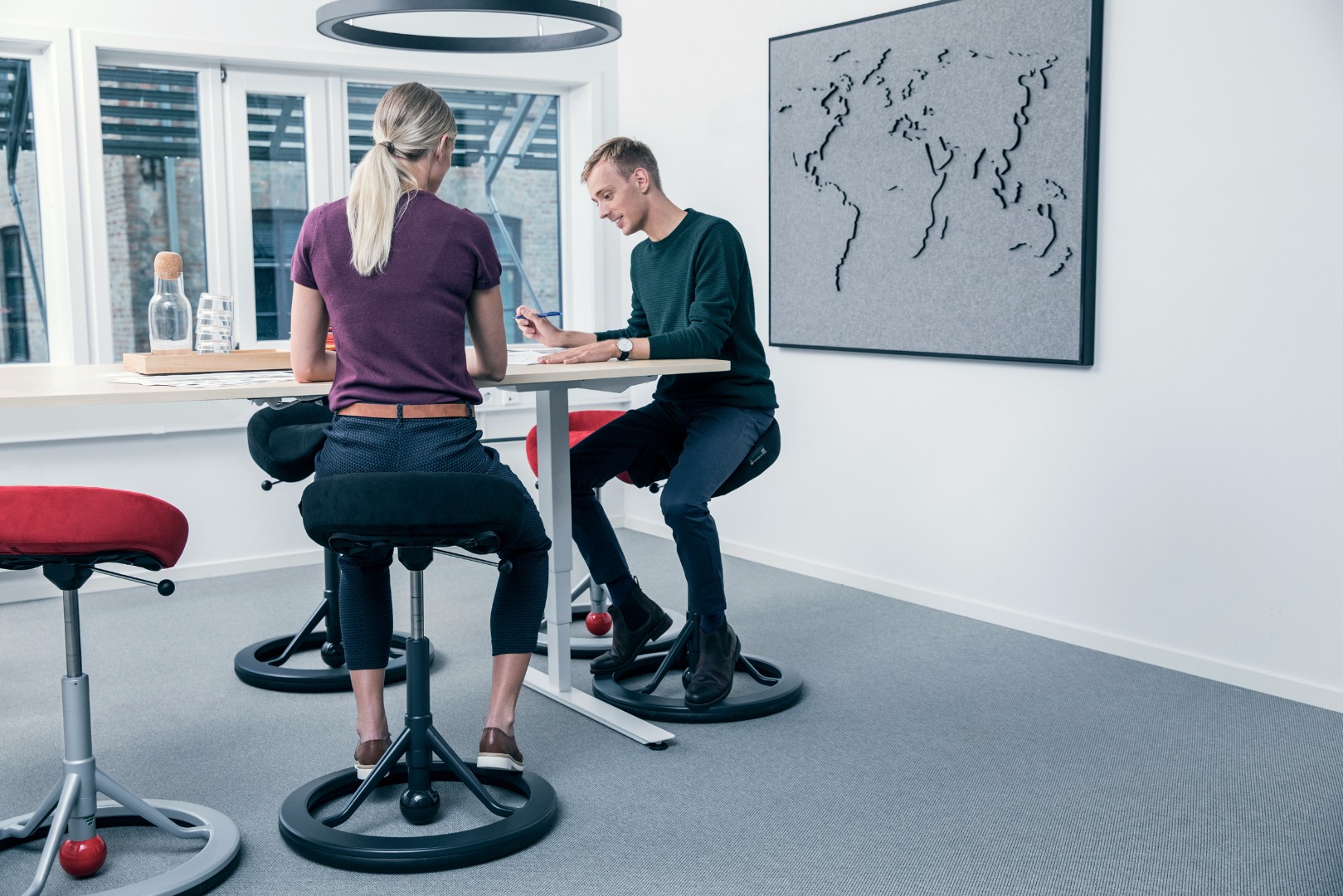 Riktig sittestilling og ergonomisk tilpassede stoler gjør underverker på arbeidsplassen. Her vises stolen Backapp 2.0.